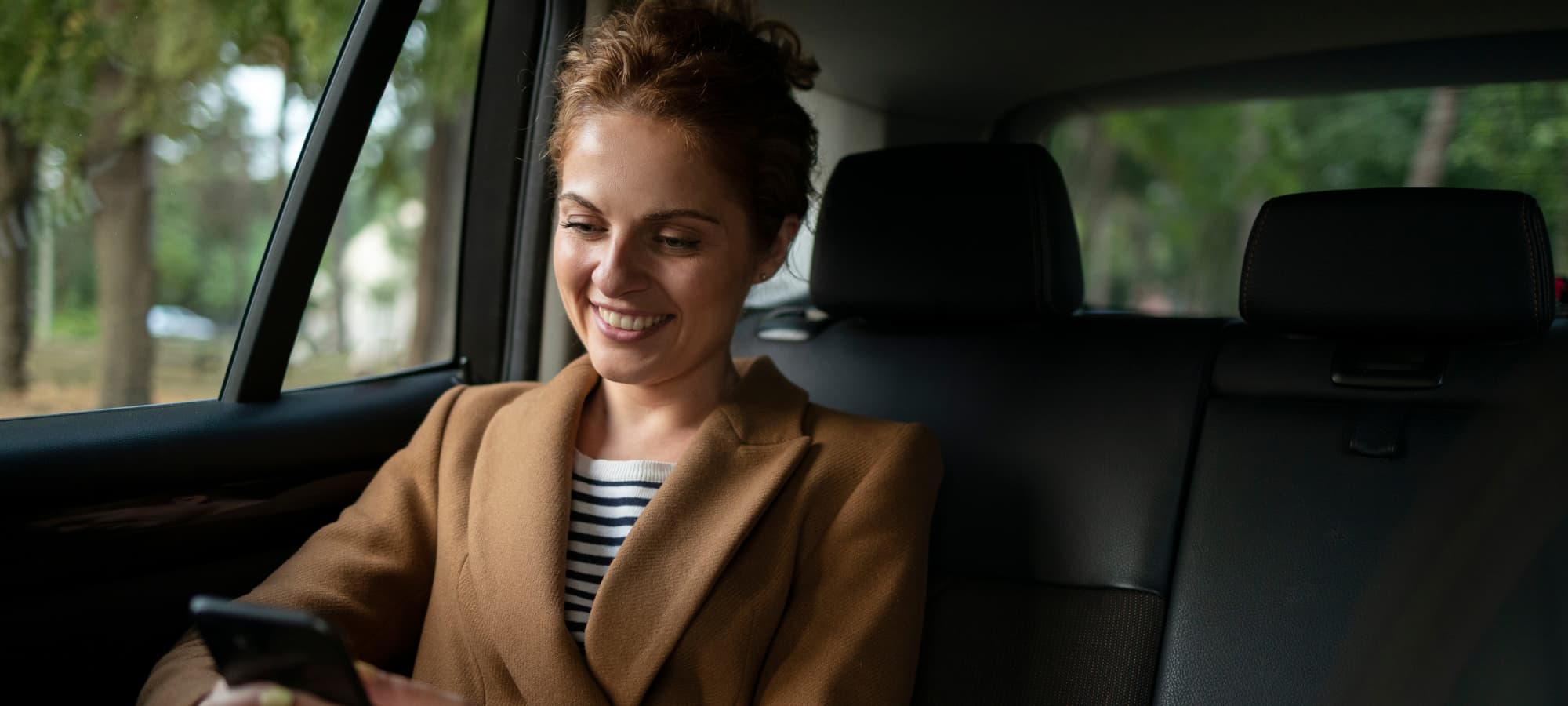 Femme assise dans une voiture bolt bénéficiant du tarif social de Bruxelles Capitale