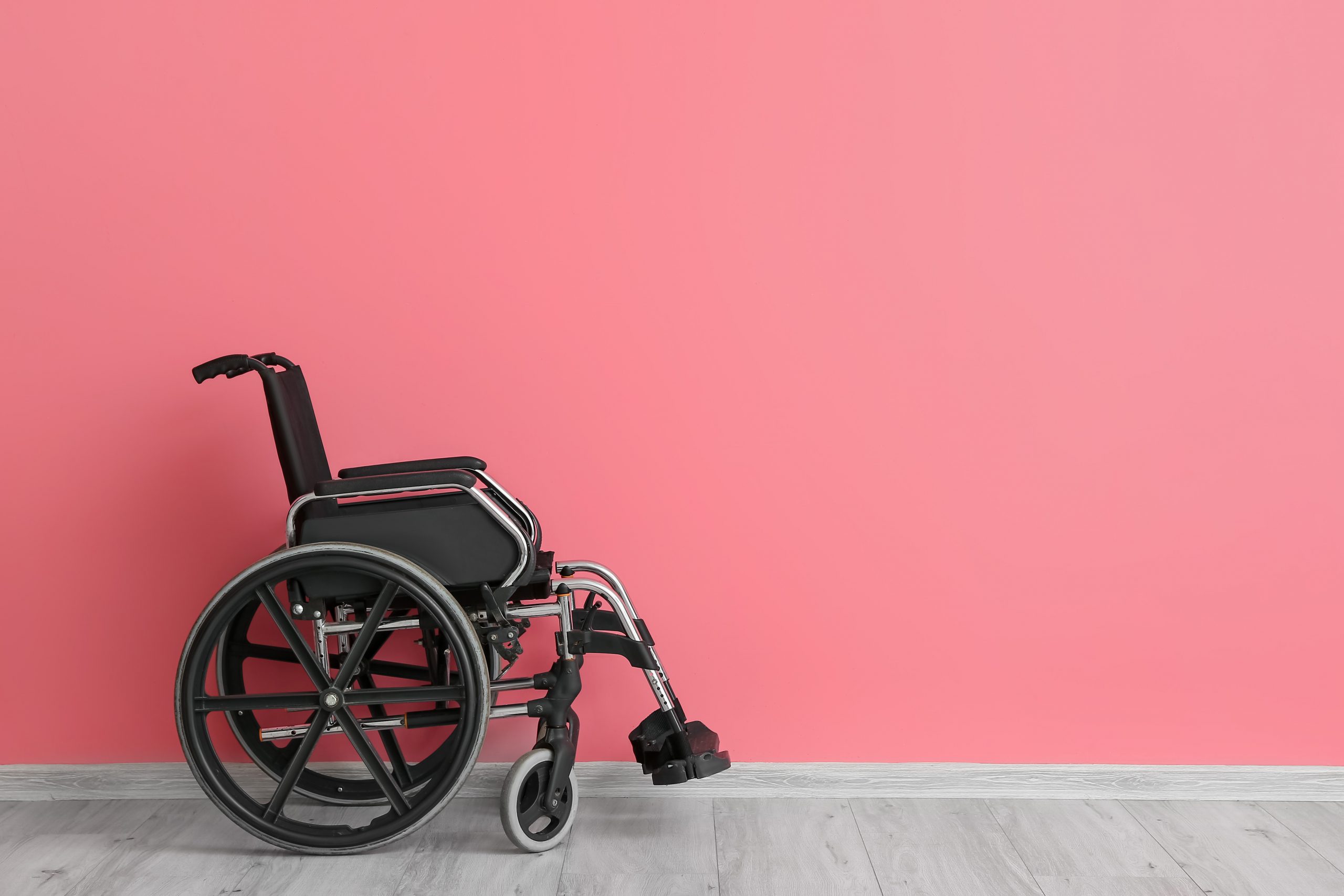 Mobilité pour les PMR : aide pour un fauteuil roulant