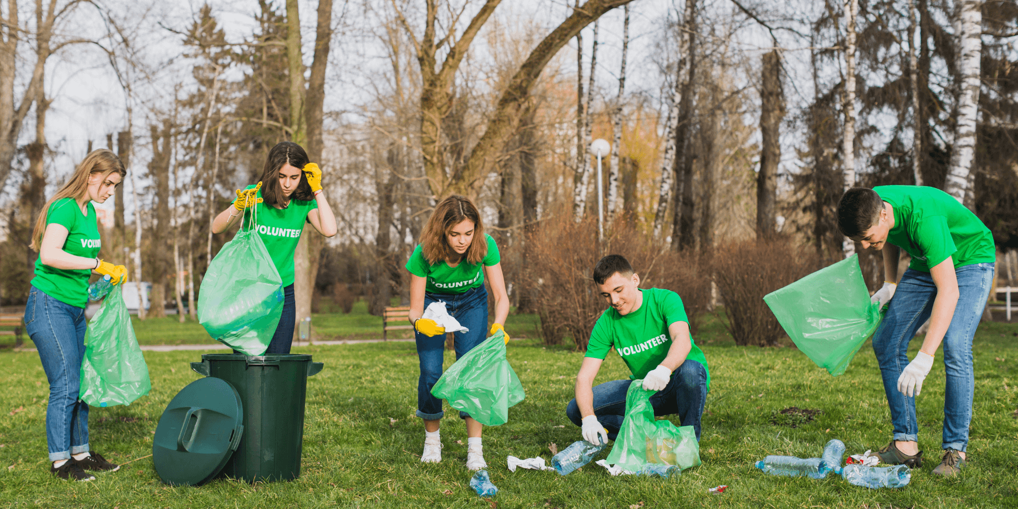 Volontaires participant au World Cleanup Day en Belgique francophone pour ramasser les déchets dans un parc