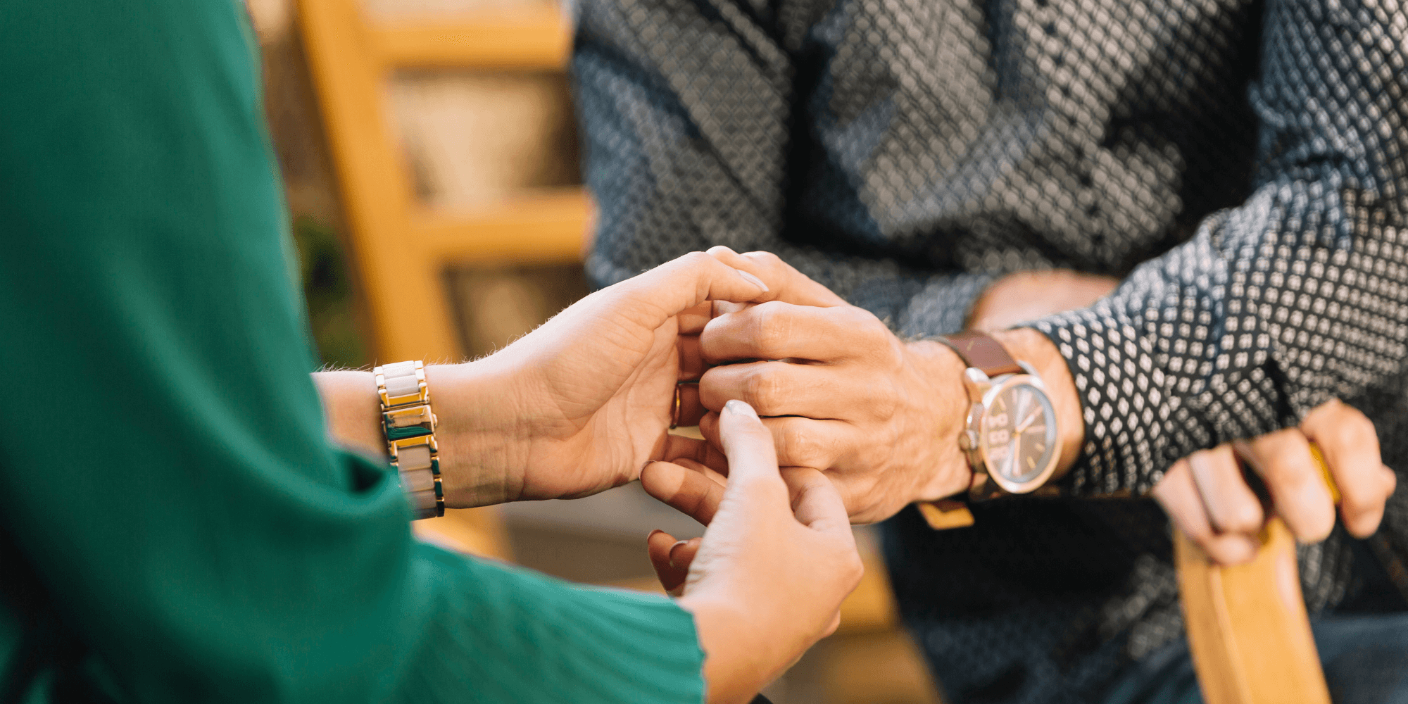 Conseiller de l'ASBL Bruyère aidant un citoyen en Belgique francophone à accéder aux aides financières et sociales.