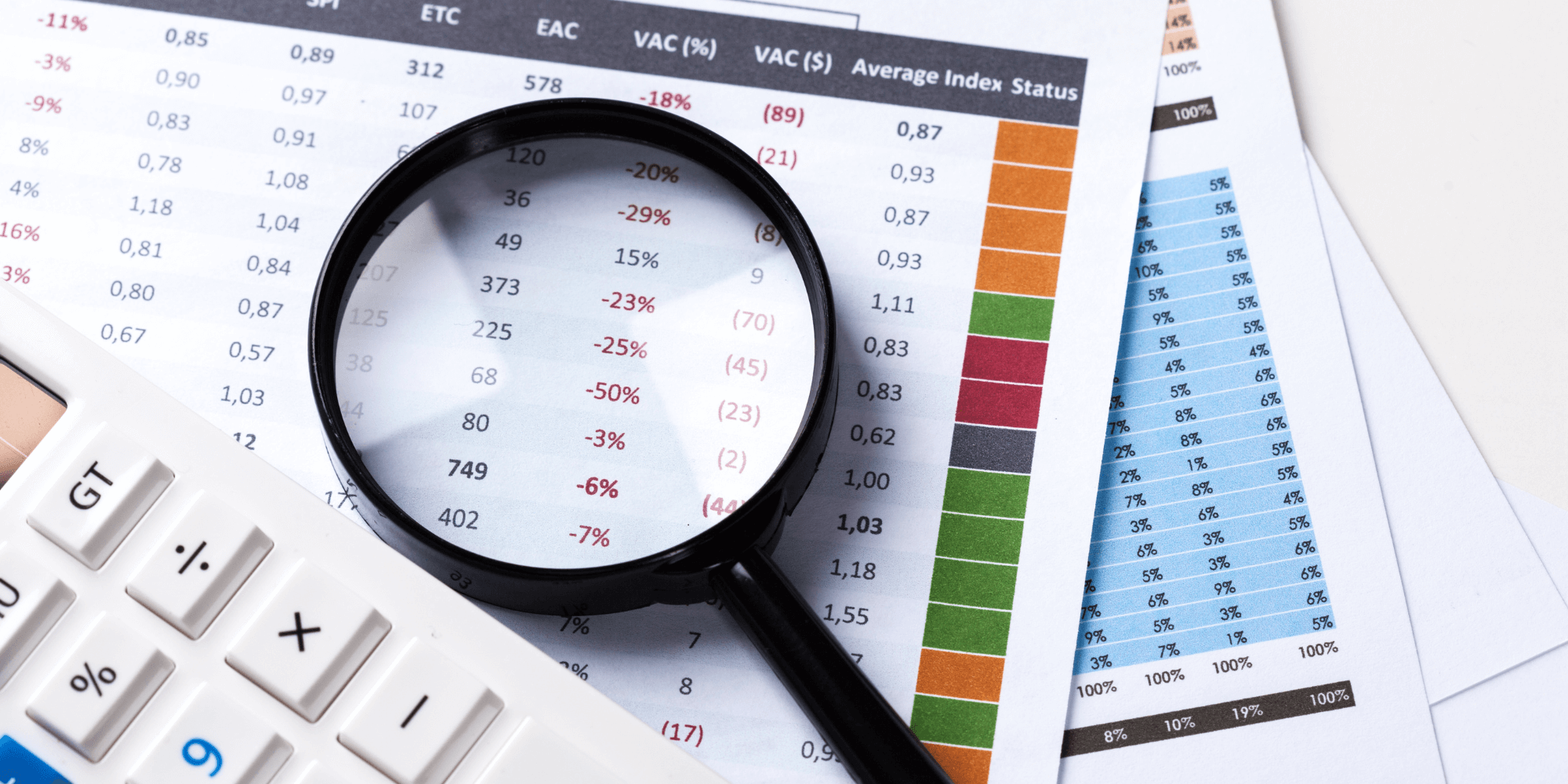 Illustration représentant le fisc belge utilisant un algorithme de data mining pour analyser les comptes bancaires et détecter la fraude fiscale