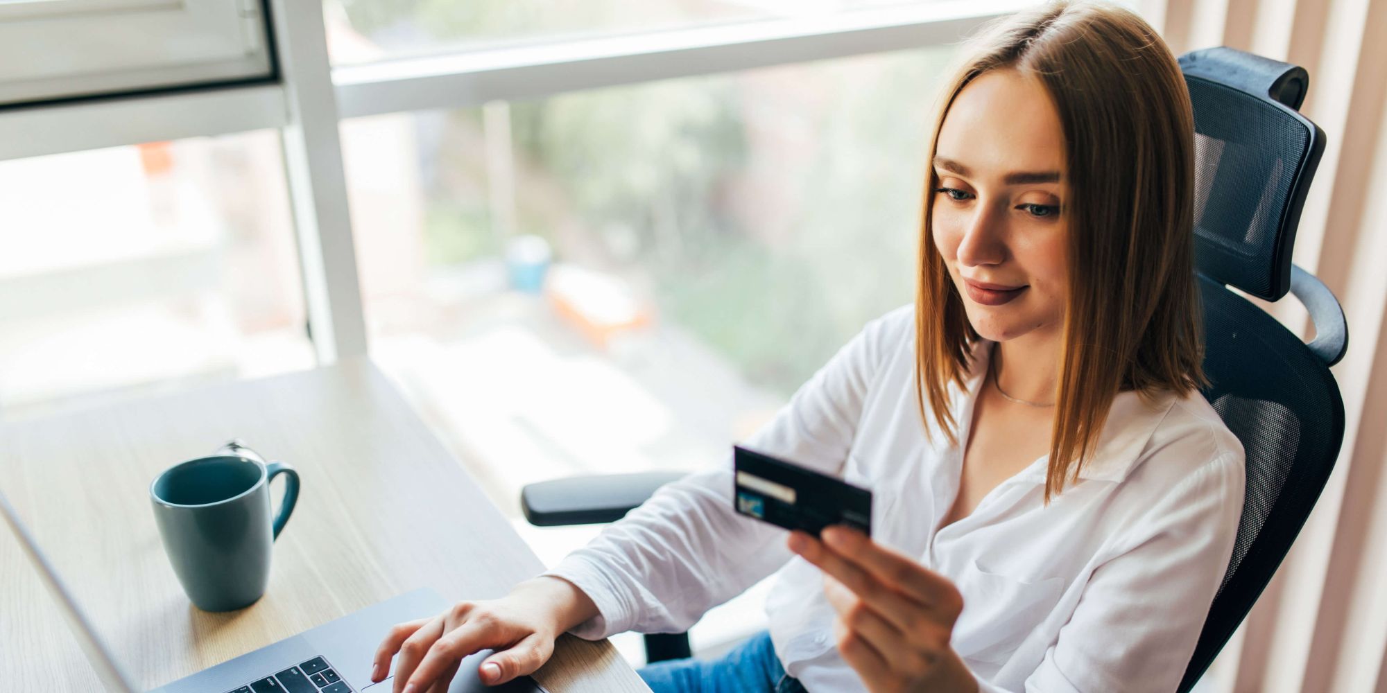femme utilisant une carte bancaire wise pour économiser à l'étranger