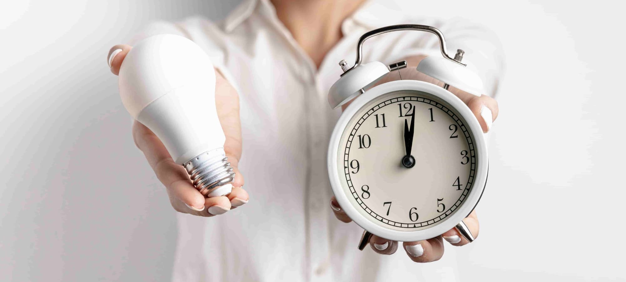 Illustration du compteur bi-horaire en Belgique : ampoule électrique et horloge symbolisant les heures creuses et heures pleines