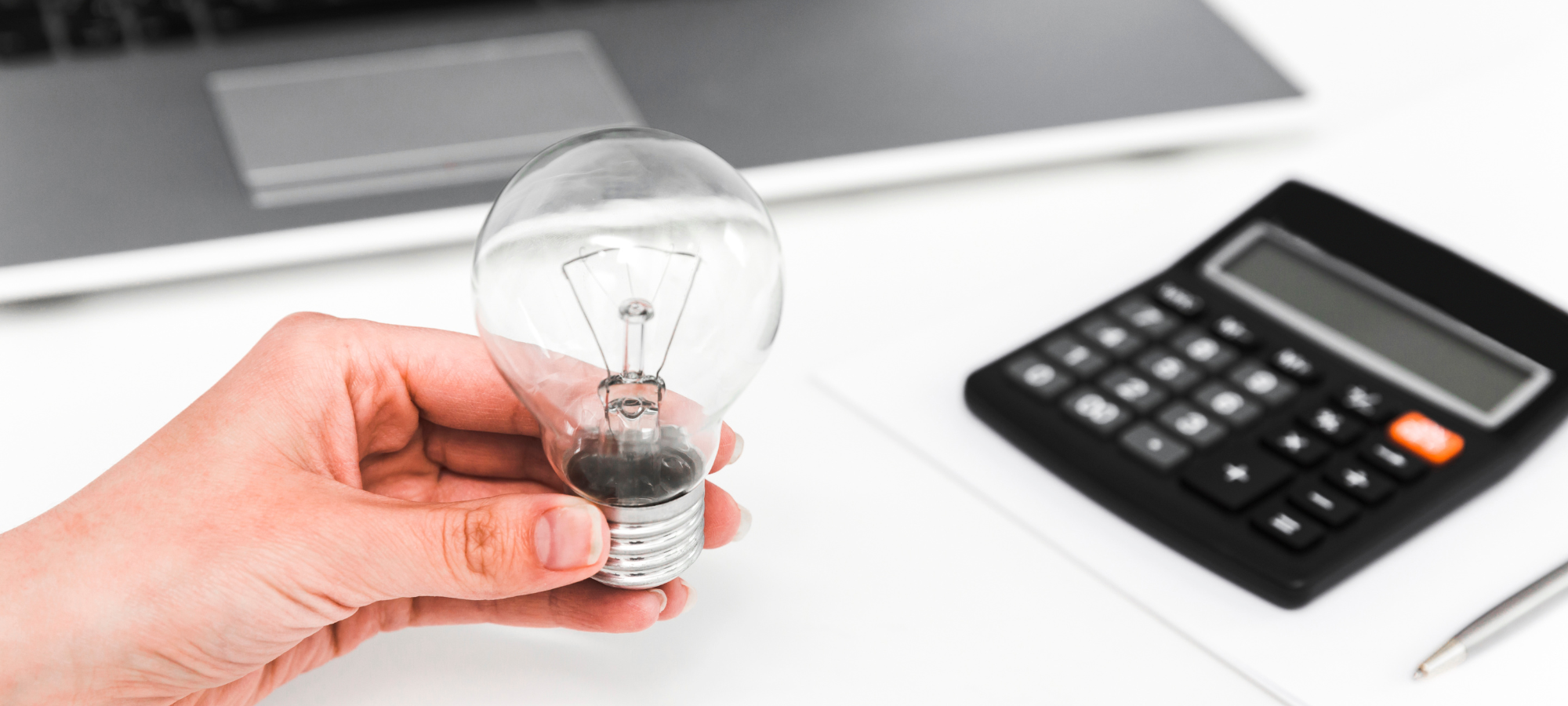 Ampoule et calculatrice illustrant le tarif social électricité en Wallonie