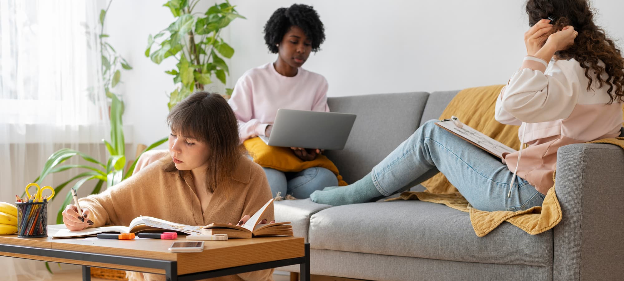 Trois jeunes femmes en colocation, situation typique ouvrant droit au chômage cohabitant sans charge de famille