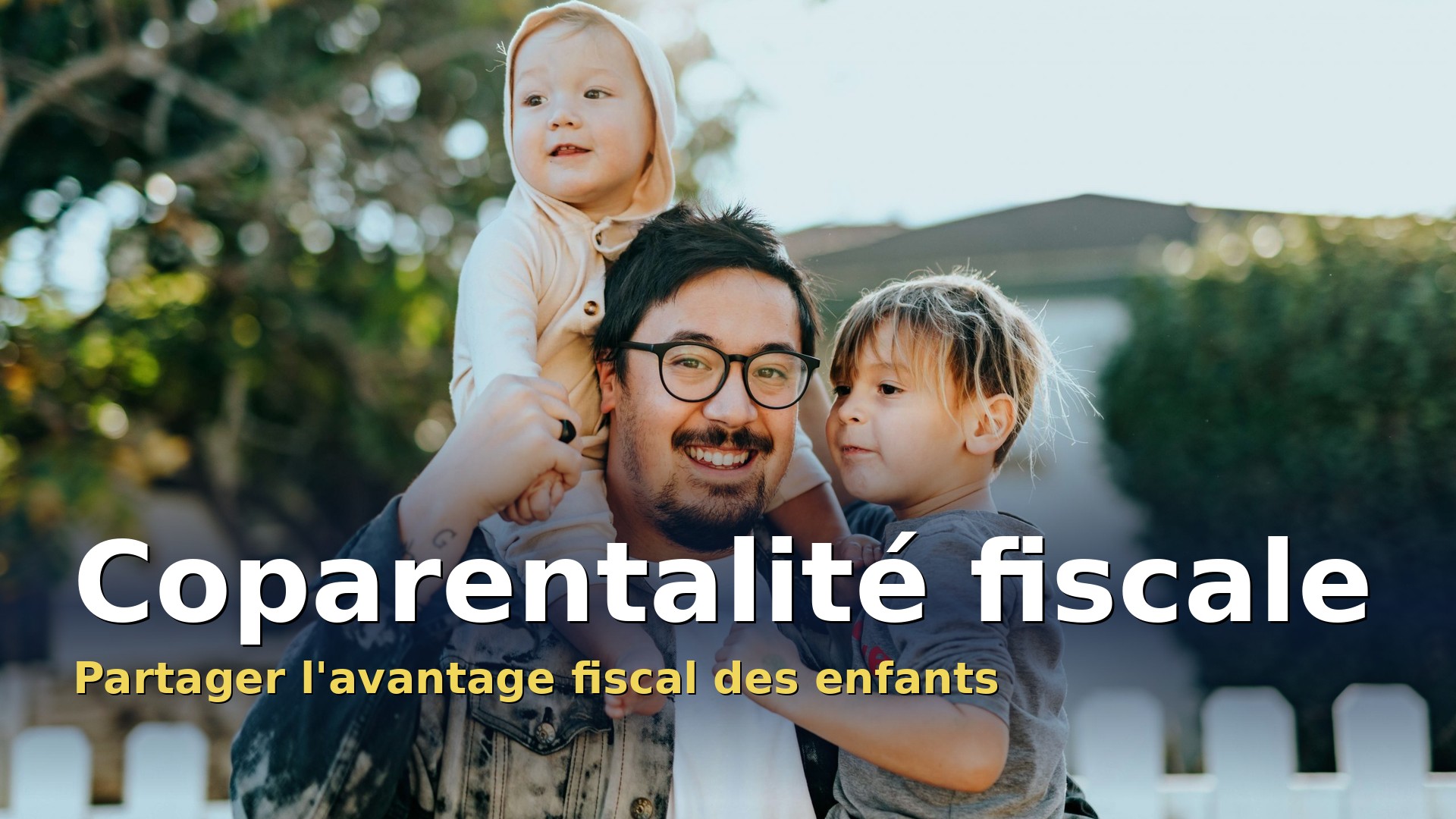 Coparentalité fiscale : un père avec ses deux enfants en hébergement égalitaire